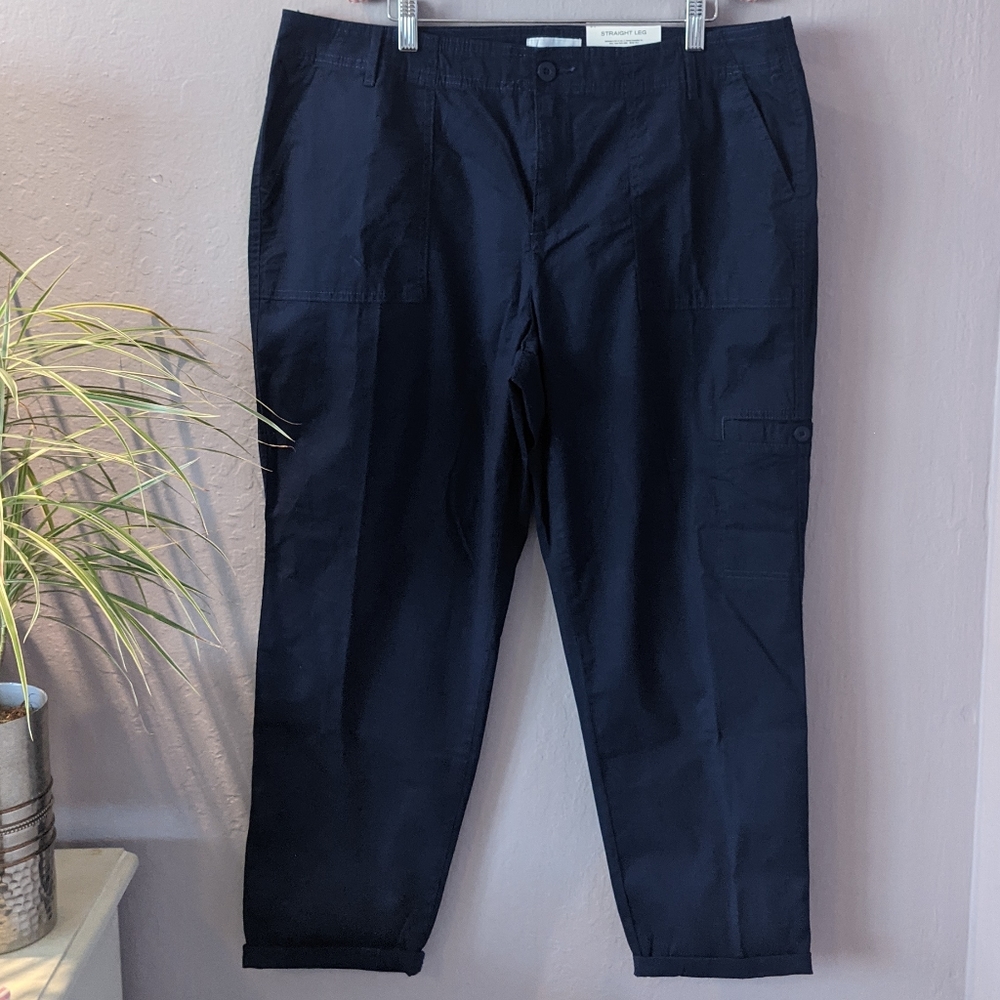 Liz Claiborne navy straight leg Capri, size 14